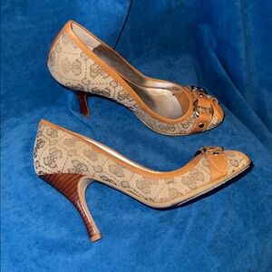 Guess Women's Brown and Tan Peep Toe Heels size 6.5